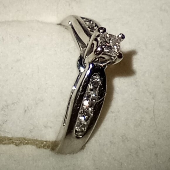 CHRISTMAS SPECIAL!  10Kt White Gold 1/3-Carat Princess & Round Diamond Ring - Picture 2 of 5